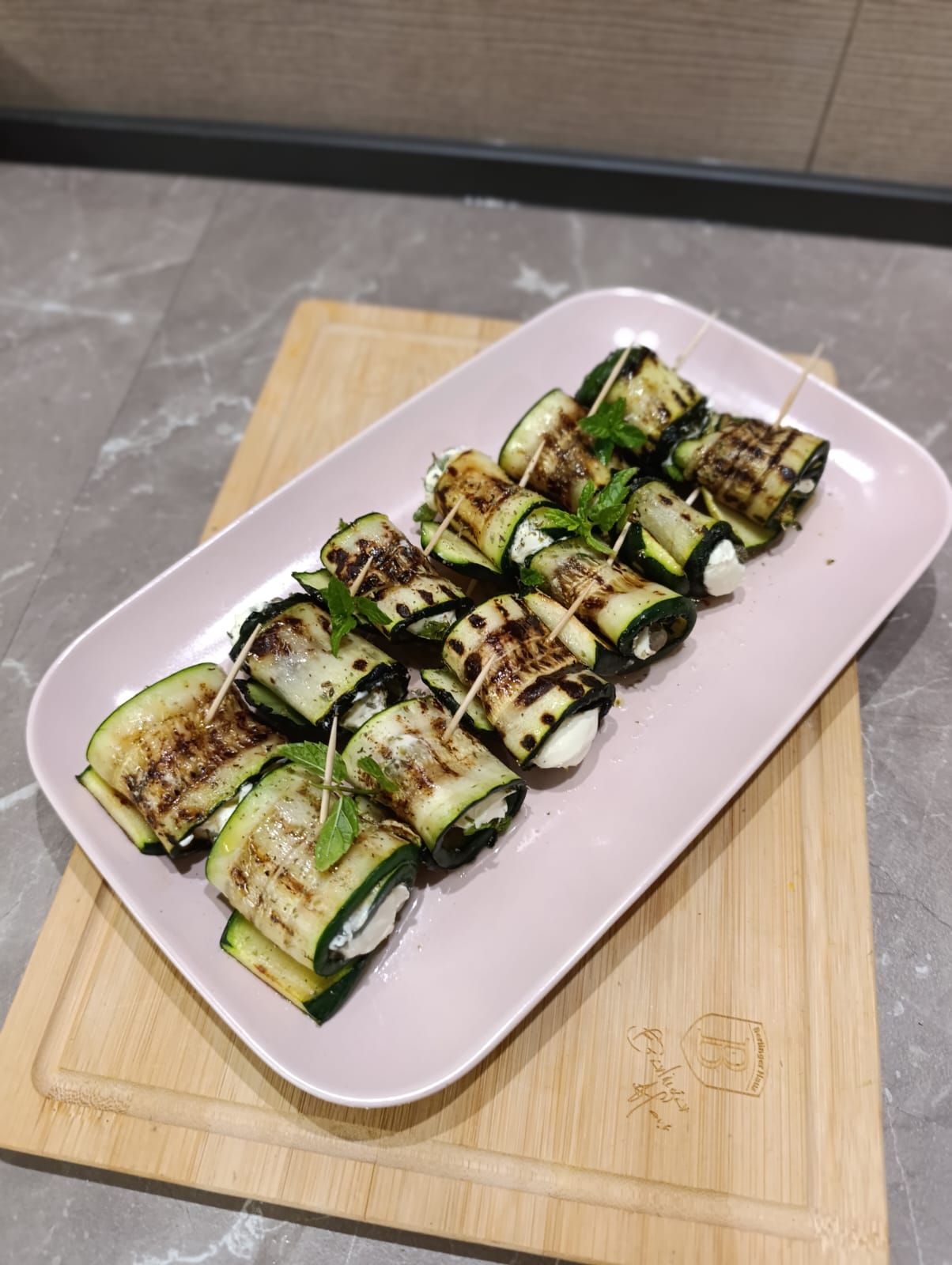 🥒 Involtini di zucchine grigliate con formaggio e menta — passaggio 6