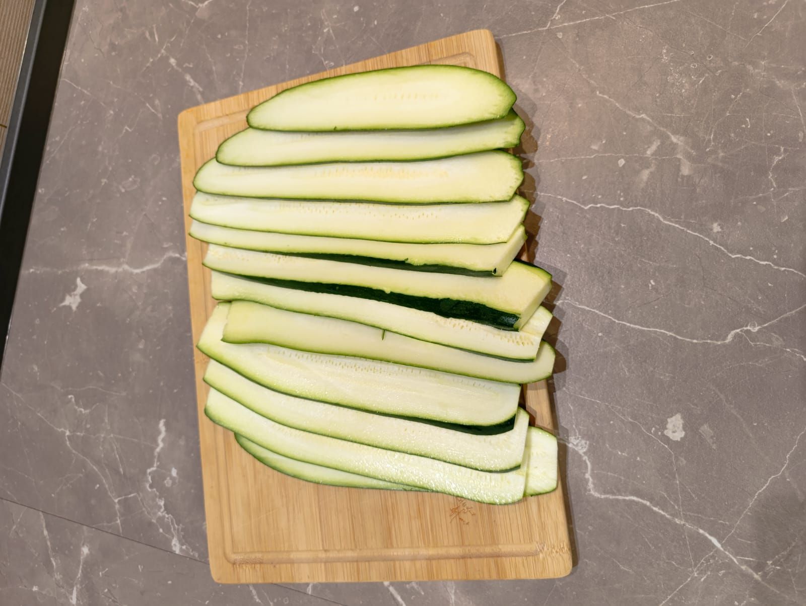 🥒 Involtini di zucchine grigliate con formaggio e menta — passaggio 1