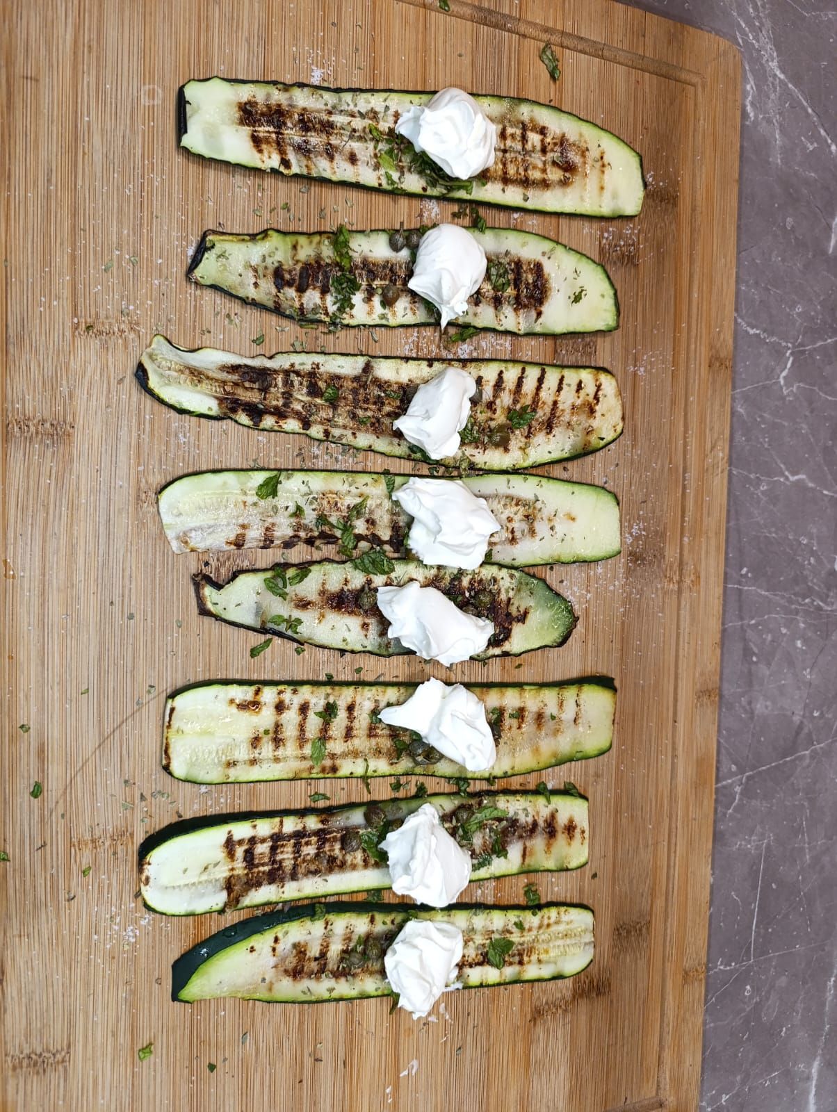 🥒 Involtini di zucchine grigliate con formaggio e menta — passaggio 5